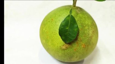 Kalın kabuk narenciye derisini sarar..