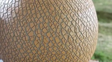 Kil tenceresinin yüzeyi çatlamış desenlerle kaplı..