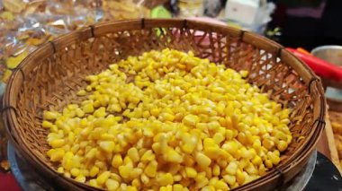 Sarı çekirdekler, kahverengi sepetle çok güzel tezat oluşturuyor..