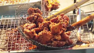 Place the hot fried chicken on the plate.