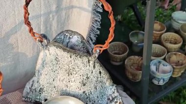 El yapımı eşsiz bir seramik vazo. El işi bir pazarda sergileniyor..