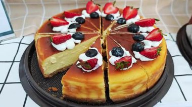 Zanaatkar çilekli yakın plan cheesecake, fırın tatlı menüsü için mükemmel..