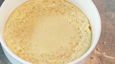 Ev yapımı lezzetli yumurtalı muhallebi, sağlıklı ve lezzetli bir Asya yemeği..