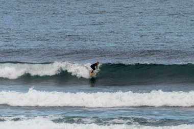Saint-Jean-de-Luz, P-A / Fransa - 22 Ekim 2020: Atlantik 'te sörf yapan sörfçü