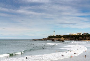 Biarritz, P-A / Fransa - 21 Ekim 2020: Birçok sörfçü Biarritz 'deki Grand Plage' daki dalgaların tadını çıkarıyor