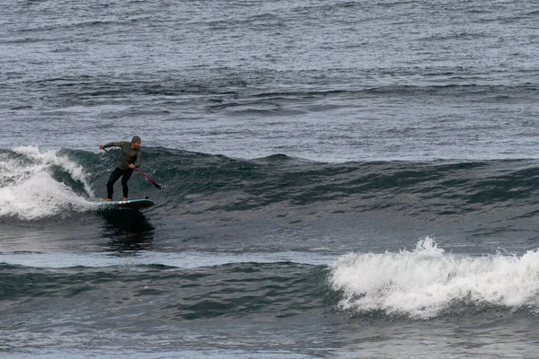 2020年10月22日フランス サンジャン スタンドアップパドルボードで大きな波をサーフィンする男 — ストック写真