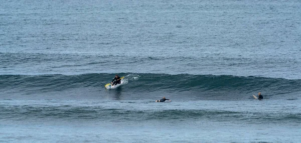 Saint Jean Luz Fransa Ekim 2020 Atlantik Okyanusunda Sörf Yapan — Stok fotoğraf