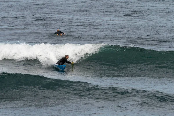 2020年10月22日フランス サンジャン 大西洋の波の上をサーフィンする中年男性 — ストック写真