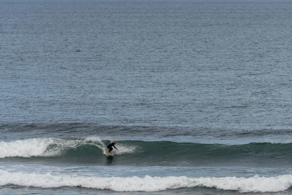 Saint Jean Luz France Οκτωβρίου 2020 Surfer Απολαμβάνοντας Μια Συνεδρία — Φωτογραφία Αρχείου