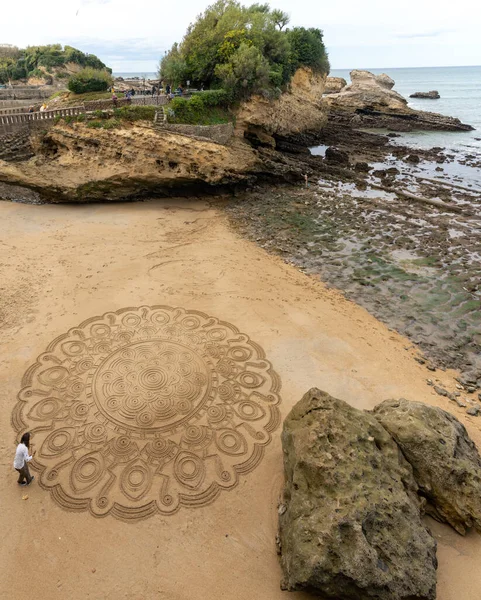 Biarritz France Οκτωβρίου 2020 Ταλαντούχος Street Artist Αντλεί Μαντάλα Στην — Φωτογραφία Αρχείου