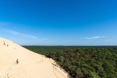 Arcachon, Gironde / Fransa - 18 Ekim 2020: Birçok turist Fransa 'nın güneybatısındaki ladnark Dune de Pilat' ı ziyaret ediyor.