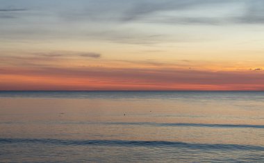 Renkli gökyüzü ile okyanusun üzerinde güzel bir gün batımı
