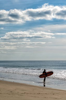 Bir erkek sörfçü Atlantik Okyanusu 'na Fransız Cote d' Argent 'ıyla gider ve bazı dalgaları yakalar.