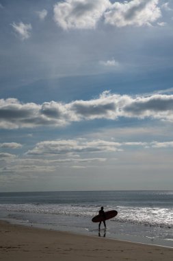 Bir erkek sörfçü Atlantik Okyanusu 'na Fransız Cote d' Argent 'ıyla gider ve bazı dalgaları yakalar.