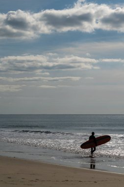 Bir erkek sörfçü Atlantik Okyanusu 'na Fransız Cote d' Argent 'ıyla gider ve bazı dalgaları yakalar.