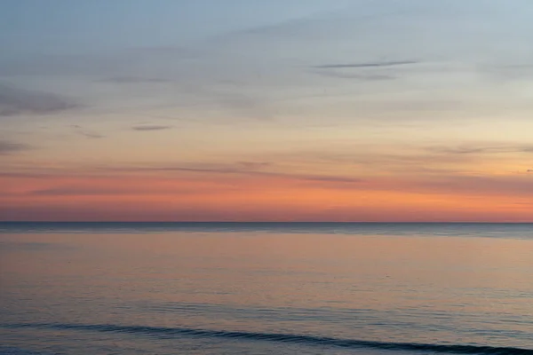 Ein Schöner Sonnenuntergang Über Dem Meer Mit Buntem Himmel Und — Stockfoto