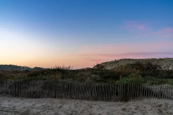 日出时的木制栅栏 沙滩和沙丘 — 图库照片