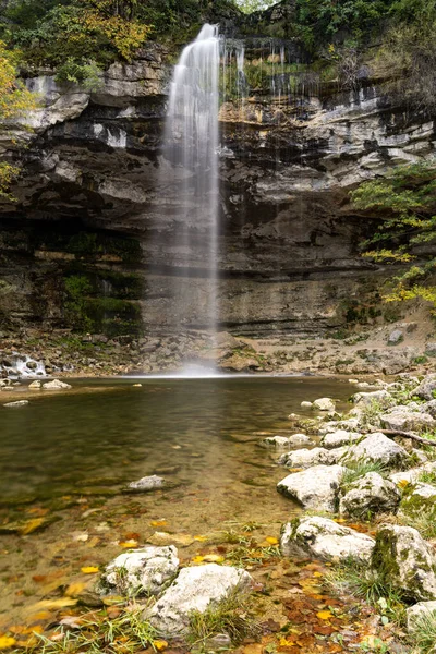 牧歌的な滝やプールと美しい秋の森の風景 — ストック写真