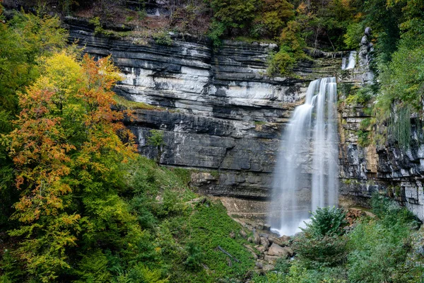 Hermoso Paisaje Bosque Otoñal Con Idílica Cascada —  Fotos de Stock