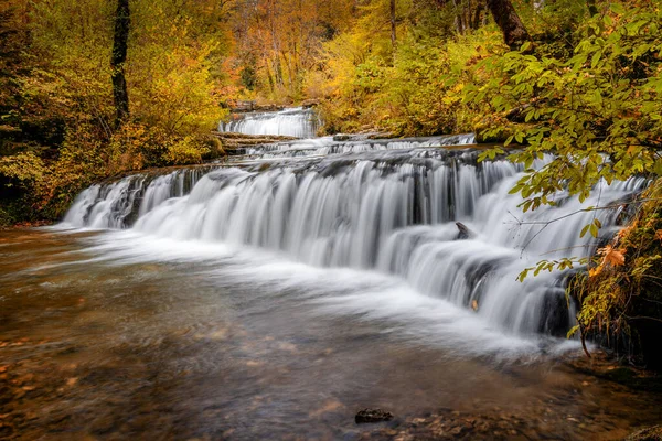 Piękny Jesienny Krajobraz Leśny Idyllicznym Wodospadem Basenem — Zdjęcie stockowe