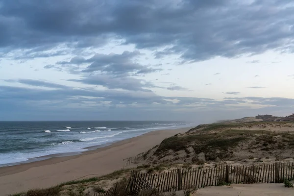 Zandduinen Golven Breken Een Eindeloos Strand Onder Een Stormachtige Lucht — Stockfoto