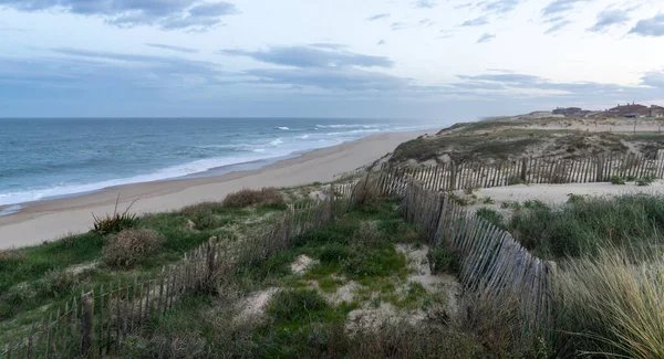 Zandduinen Golven Breken Een Eindeloos Strand Onder Een Stormachtige Lucht — Stockfoto