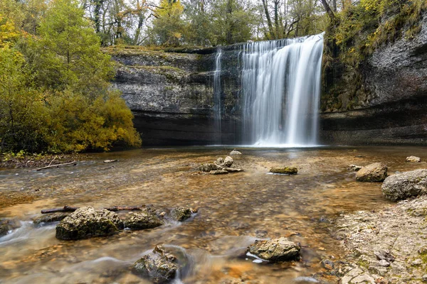 牧歌的な滝やプールと美しい秋の森の風景 — ストック写真