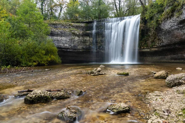 牧歌的な滝やプールと美しい秋の森の風景 — ストック写真