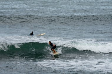 Saint-Jean-de-Luz, P-A / Fransa - 22 Ekim 2020: Atlantik 'te sörf yapmaktan zevk alan kadın sörfçü