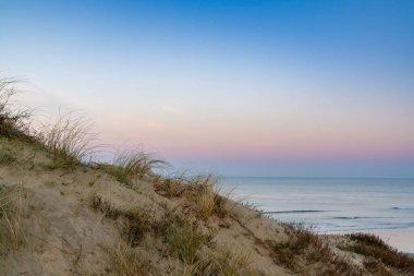 Renkli gökyüzü ile okyanusun üzerinde güzel bir gün batımı