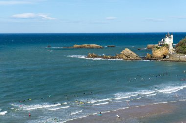 Biarritz 'deki Plage de la Cote Basque Plajı' ndaki birçok sörfçünün manzarası.
