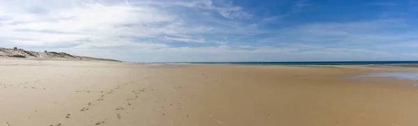 Een Breed Leeg Strand Zandduinen Aan Atlantische Oceaan Kust Frankrijk — Stockfoto