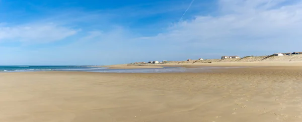 Een Breed Leeg Strand Zandduinen Aan Atlantische Oceaan Kust Frankrijk — Stockfoto