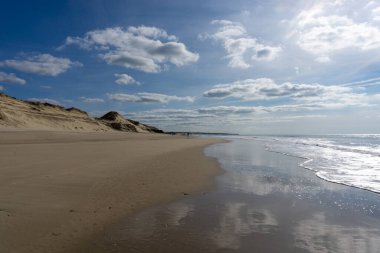 Fransa 'da Atlantik Okyanusu kıyısında geniş boş bir sahil ve kum tepeleri