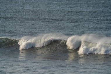 Tropikal bir fırtına sırasında açık okyanusta büyük dalgaların kırılma görüntüsü