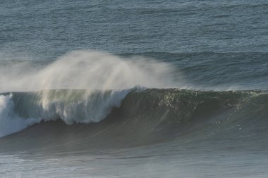 Tropikal bir fırtına sırasında açık okyanusta büyük dalgaların kırılma görüntüsü