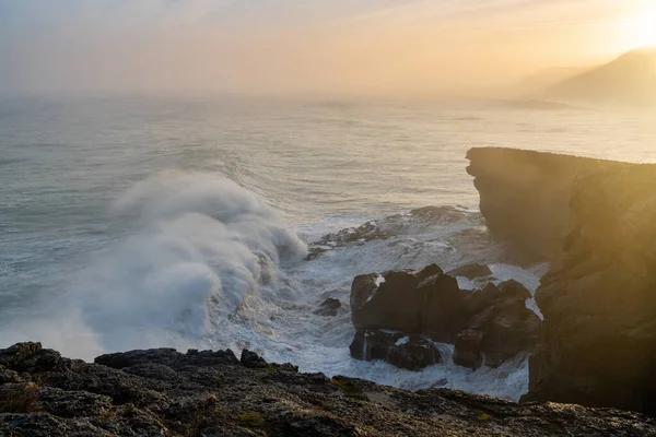 Ein Blick Auf Riesige Sturmflutwellen Die Bei Sonnenaufgang Auf Land — Stockfoto