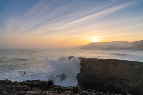 日出时巨浪冲向海岸和悬崖的景象 — 图库照片