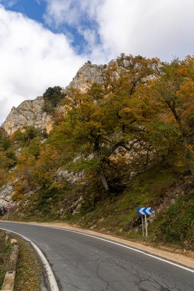 Hermoso Bosque Color Otoño Acantilados Rocosos Con Sinuoso Camino Montaña — Foto de Stock