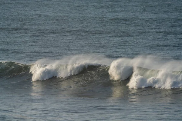 Tropikal bir fırtına sırasında açık okyanusta büyük dalgaların kırılma görüntüsü