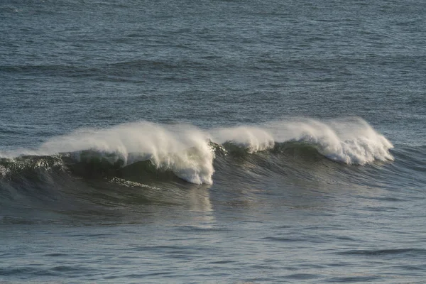 热带风暴期间海上大浪破裂的细图 — 图库照片