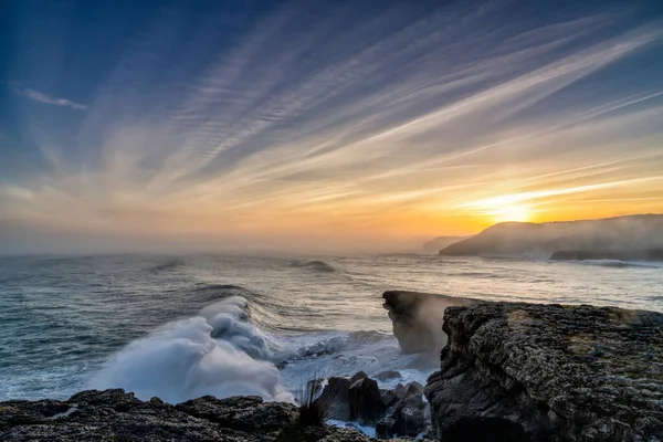 Una Vista Enorme Oleada Tormentas Olas Oceánicas Que Estrellan Orilla — Foto de Stock