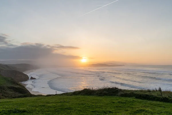 Hoge Groene Graskliffen Dalen Naar Oceaankust Noord Spanje Bij Zonsondergang — Stockfoto
