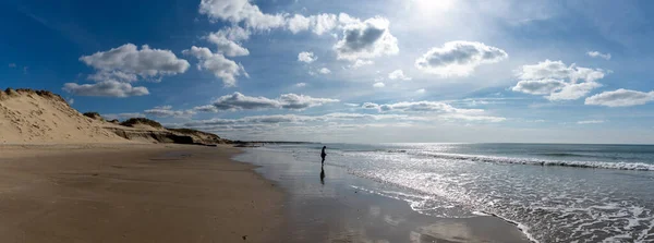 Uma Mulher Silhueta Surf Uma Praia Selvagem Vazia Durante Belo — Fotografia de Stock