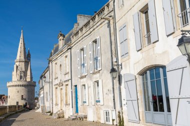 La Rochelle, C-M / Fransa - 16 Ekim 2020: La Rochelle 'deki Rue Sur-Les-Murs Sokağı manzarası
