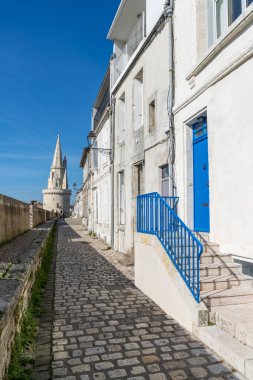 La Rochelle, C-M / Fransa - 16 Ekim 2020: La Rochelle 'deki Rue Sur-Les-Murs Sokağı manzarası