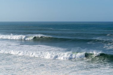 Tropikal bir fırtına sırasında açık okyanusta büyük dalgaların kırılma görüntüsü