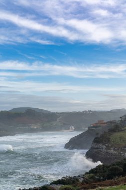 İspanya 'nın La Sorrozuela köyündeki kıyılara ve kayalıklara vuran devasa fırtına dalgalarının görüntüsü.