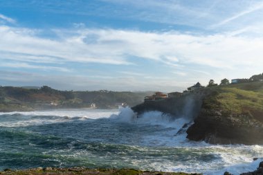 İspanya 'nın La Sorrozuela köyündeki kıyılara ve kayalıklara vuran devasa fırtına dalgalarının görüntüsü.