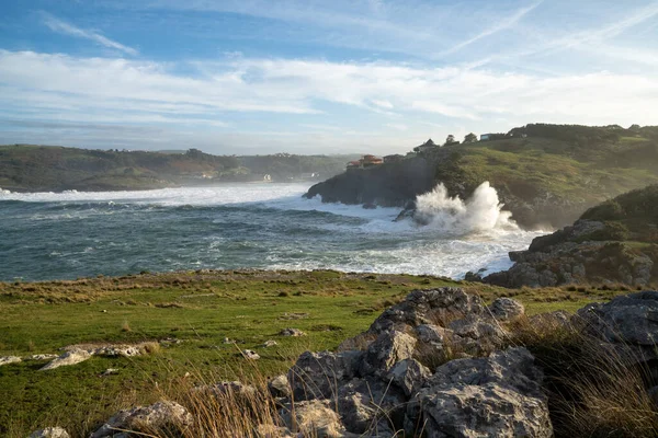 Величезний Штормовий Сплеск Океанських Хвиль Розбивається Берег Скелі Селі Сорросуела — стокове фото
